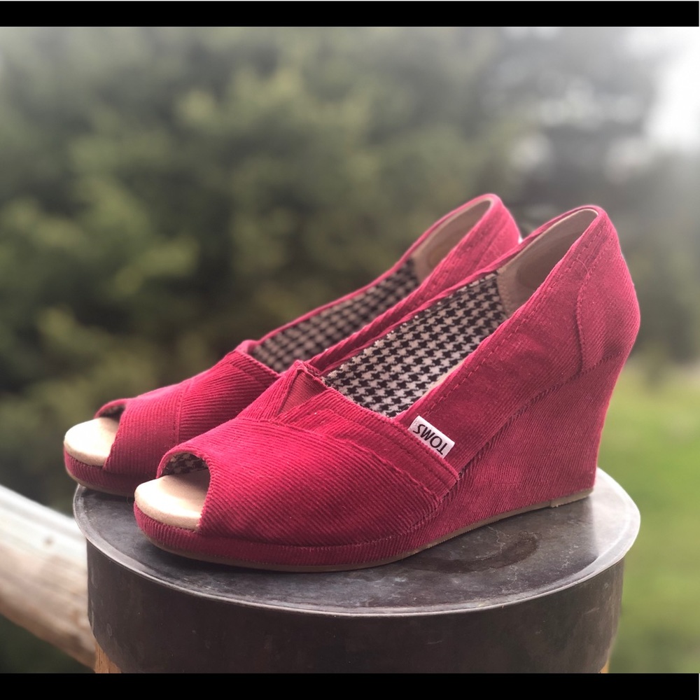 Toms red wedges